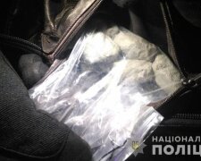 Розкладали «закладки» зі зброєю: на Печерську затримали наркоділків