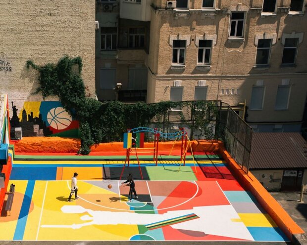 В кольорах 5 континентів: в центрі Києва з’явився яскравий баскетбольний майданчик