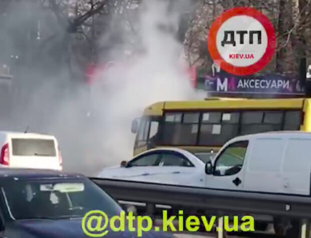 У Києві під час руху загорілась маршрутка з пасажирами