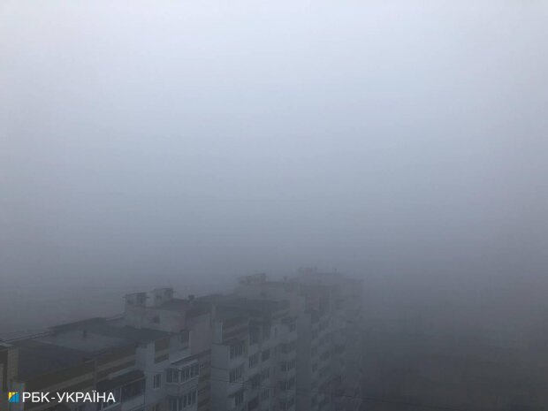 Київ потонув у густому тумані: дивовижні фото міста
