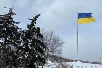 У Києві шквальний вітер з поривами – приспустили найбільший прапор країни