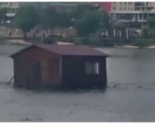 У Києві “загубили” будинок: будинок дрейфує по Дніпру (відео)