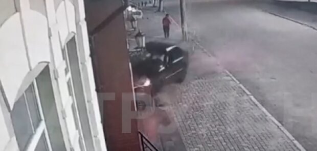 На Київщині п'яний водій врізався в стіну та втік з місця ДТП