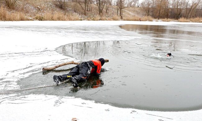 Тонкий лід і смертельна пастка: через потепління на річках України подвоїлася небезпека