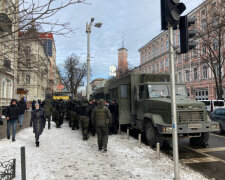 У Києві до Печерського суду стягнули автозаки та Нацгвардію