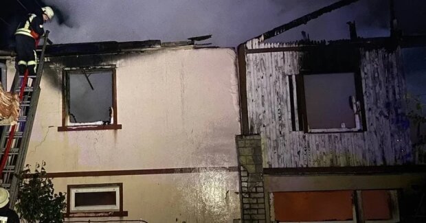 У Києві під час страшної пожежі в приватному будинку живцем згорів чоловік