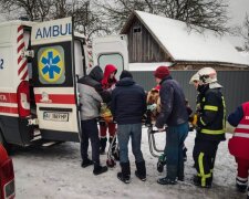 Рятувальники Київщини допомогли жінці, що підсковзнувшись, наразилась на металевий штир огорожі
