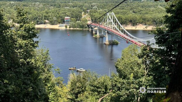 У Києві обірвалася канатна дорога через Дніпро - хлопець впав у воду, його шукають