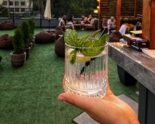 Авторські коктейлі і приємна атмосфера: у Києві відкрився “STOЇК bar” на терасі