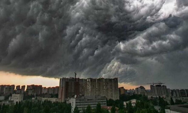 Шквальний вітер та ураган: у Києві оголошено перший рівень небезпеки