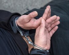 Збували наркотики в столичному ізоляторі: поліція затримала “смотрящого” й спільників