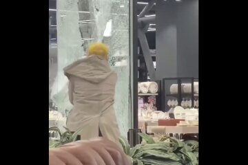 Гарік Корогодський кувалдою розніс вітрину у Dream Town (відео)