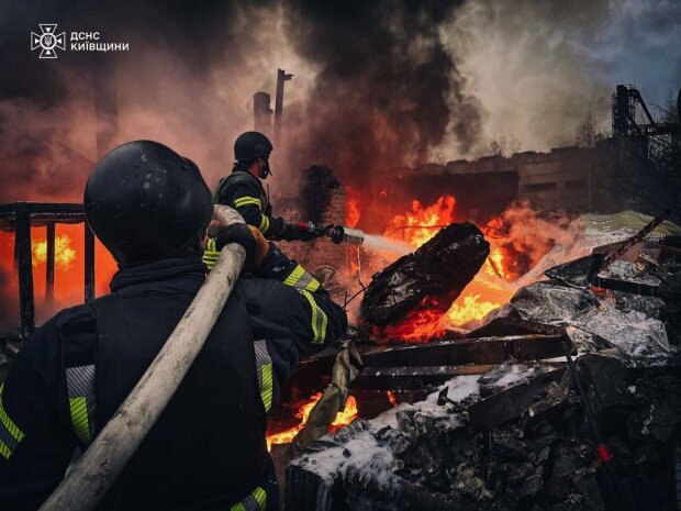 Внаслідок ранкового обстрілу Київщини постраждала людина, пожежу складу ліквідували — КОВА