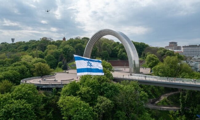 Над Києвом пролетів величезний ізраїльський прапор (відео)