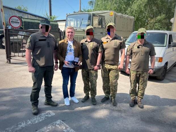 Київські волонтери передали черговий позашляховик захисникам України (фото)