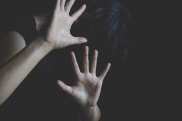 На Київщині на 17 000 грн оштрафували жінку, яка оголилась та сідала на обличчя незнайомки