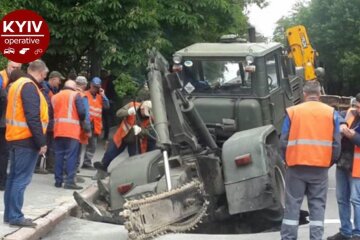 Замість ремонту дороги: в центрі Києва трактор провалився під асфальт