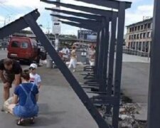 Ледь не вбила маленького хлопчика: на Деміївській площі впала залізна конструкція зупинки