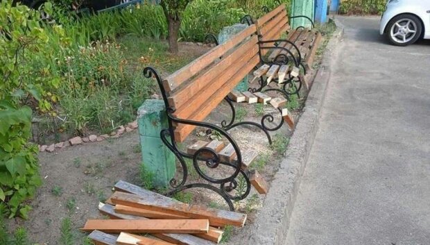 У Києві пенсіонерка посеред білого дня розпиляла лавочку у дворі