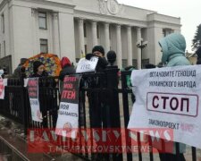 Біля Верховної Ради йде протест проти обов’язкової вакцинації