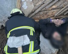 На Київщині чоловік застряг під стіною будинку - рятувальники деблокували його