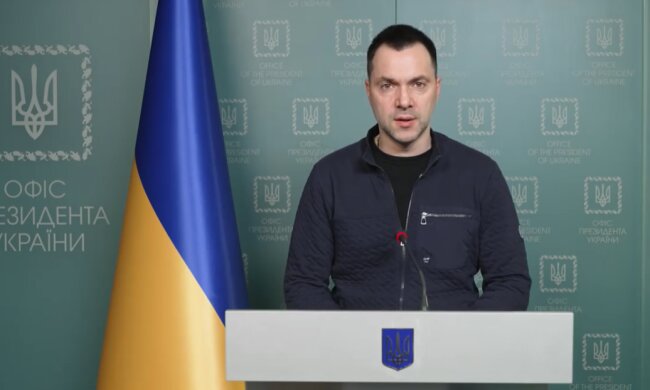 У Києві перебуває достатня кількість українських військ, оточити чи взяти місто неможливо – Арестович
