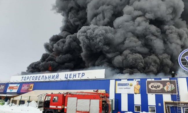 У Первомайську спалахнув торговий центр «Епіцентр» (відео)