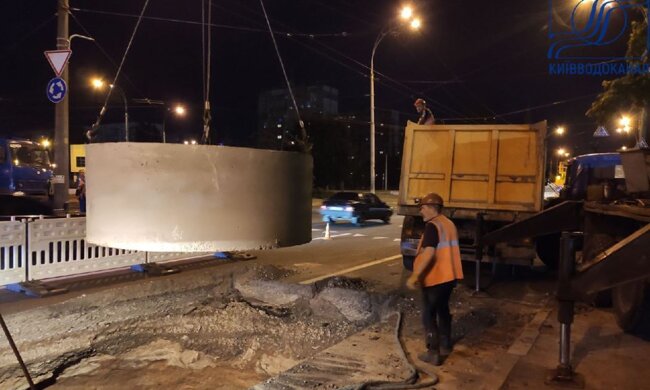 Асфальт провалився на 4 метри: на Виноградарі прорвало колектор