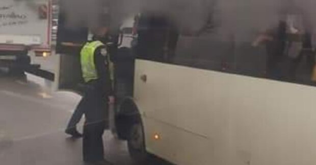 Поліція виганяє пасажирів з київських маршруток