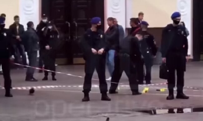 Кров та гільзи на асфальті: у Києві стріляли біля залізничного вокзалу (відео)