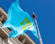 Біля КМДА сьогодні в День кримськотатарського прапора підняли відповідний стяг