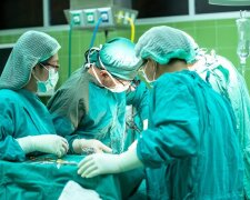 У Києві вперше зробили операцію на серці пацієнту у свідомості