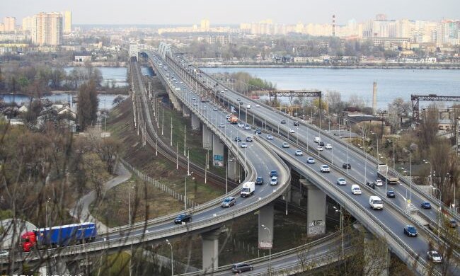 Киянам нагадали, як сьогодні можна потрапити з одного берега на інший