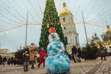 У Києві з’явився сніговик з медичних масок