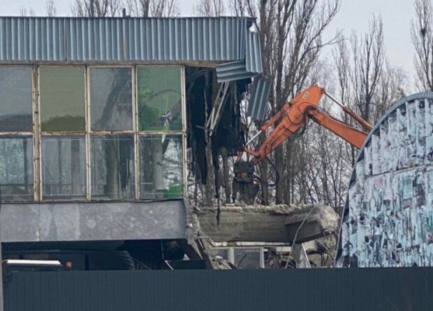 Обіцяли зберегти будівлю: у Києві на ВДНГ почали зносити павільон, де проводили “Кураж”