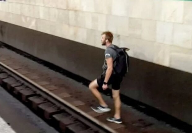 «Пішов до тунелю»: у Києві невідомий блокував рух поїздів у метро
