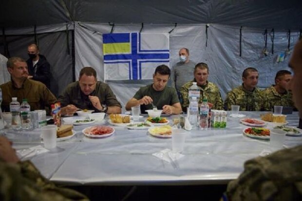 Скандальне фото обіду Зеленського та Єрмака на Донбасі: військовим не дали їжі (фото)