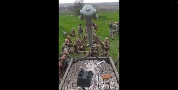 Проламує оборону ворога: ЗСУ “засвітили” американську систему розмінування M58 MICLIC (відео)