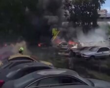 Внаслідок пожежі у Дарницькому районі Києва, згоріло понад 40 транспортних засобів - ДСНС