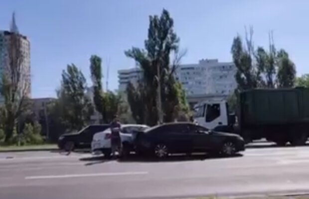 На Харківському шосе серйозна ДТП: є постраждалі, рух ускладнено (відео)