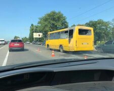 У Києві на “Лісовій” на ходу загорілася маршрутка. Відео