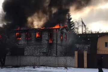 На Куренівці пожежа охопила СТО за автівками