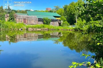 У Києві чоловік самовільно захопив частину парку «Сирецький гай» та перекрив доступ до озера