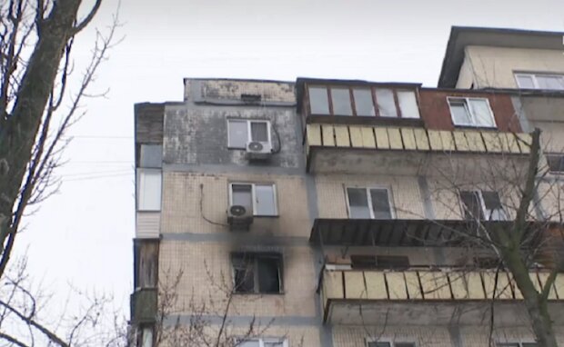 Стали відомі подробиці про чоловіка, що випав з вікна в Києві під час пожежі (відео)