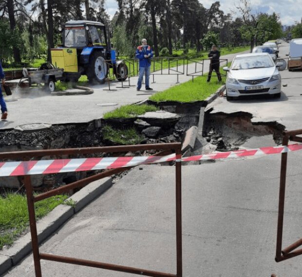 На Лівобережжі провалився асфальт