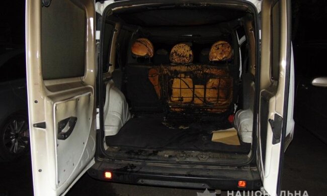 Вночі в Києві знов палили автівки, дві з підпалених належали одному власнику (фото, відео)