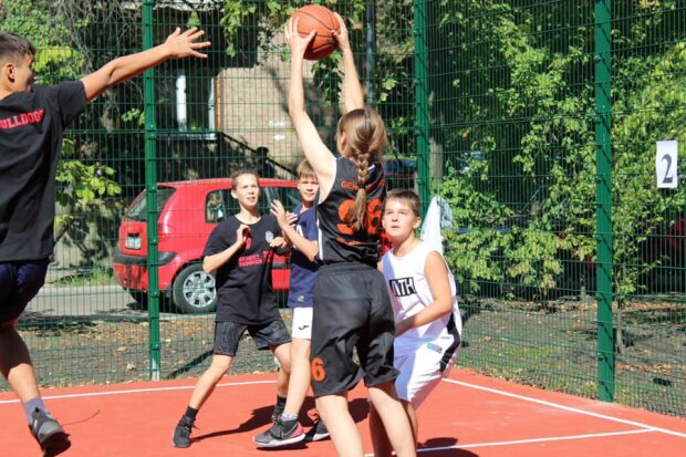 Оновлений баскетбольний майданчик на Солом’янці відкрили турніром зі стрітболу