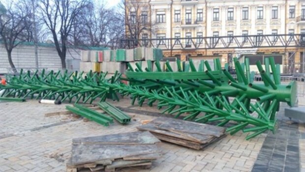 В Києві почали монтувати головну ялинку (фото)