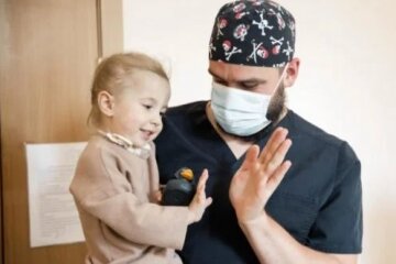 У Києві лікарі врятували дитину, у якої відмовили легені, серце та нирки