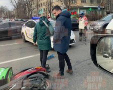 У Києві поліцейське авто збило мотицикліста